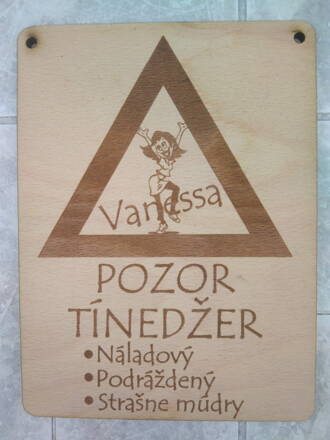 Pozor "tínedžer" dievča